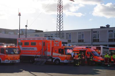 Stuttgart: Massenanfall von Verletzten nach Busunfall an der Bushaltestelle 